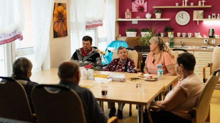 Aide extérieure à la maison : soulagement familial ou nouveau sujet de tension ?