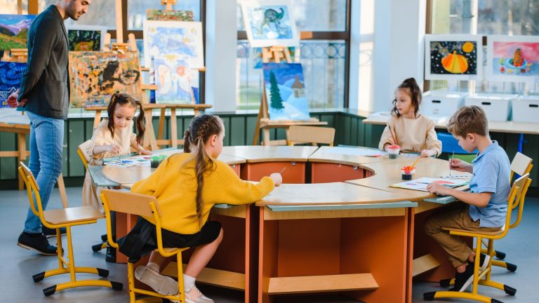 Art-thérapie pour enfants : quelle différence avec les activités créatives du quotidien ?