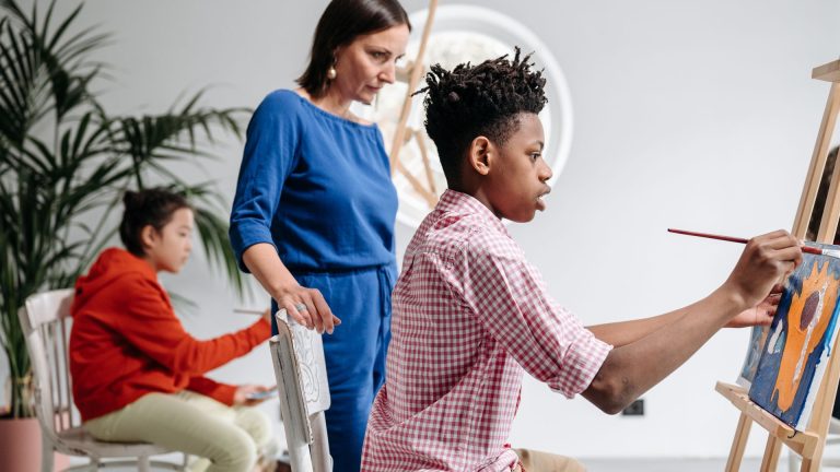 Cours d’art pour enfant, reconnaître l’envie réelle sans pression douce