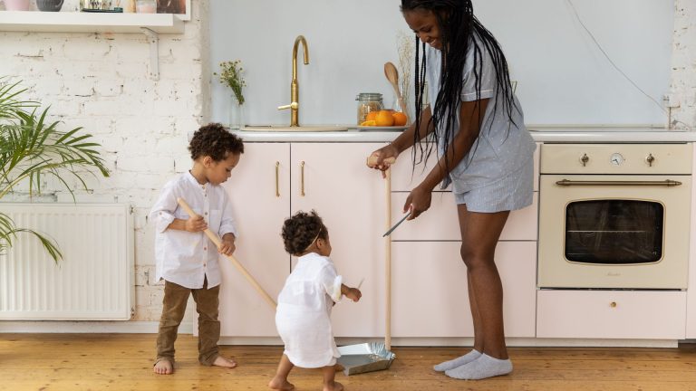 Enfants et tâches ménagères : ce qu’ils apprennent en aidant chez eux