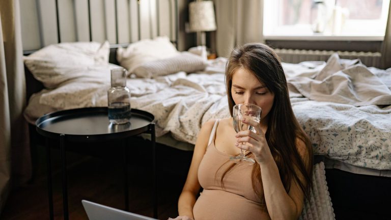 Hydratation du soir et sommeil : boire assez sans multiplier les réveils nocturnes