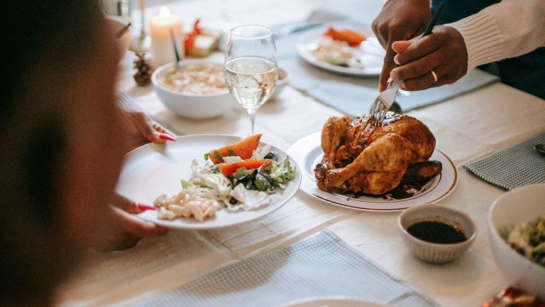 Protéines, glucides : composition du dîner impacte-t-elle le sommeil ?