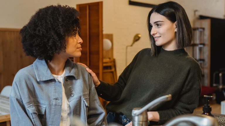 Amis d’un adolescent dépressif : soutenir et alerter sans tout porter
