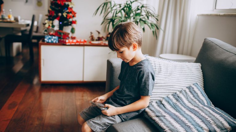 Argent numérique chez les enfants : gérer une carte et les achats en ligne sans perdre la notion du budget