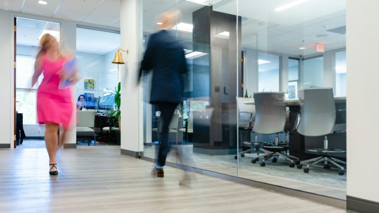 Croiser son ex au travail et guérir malgré une distance impossible