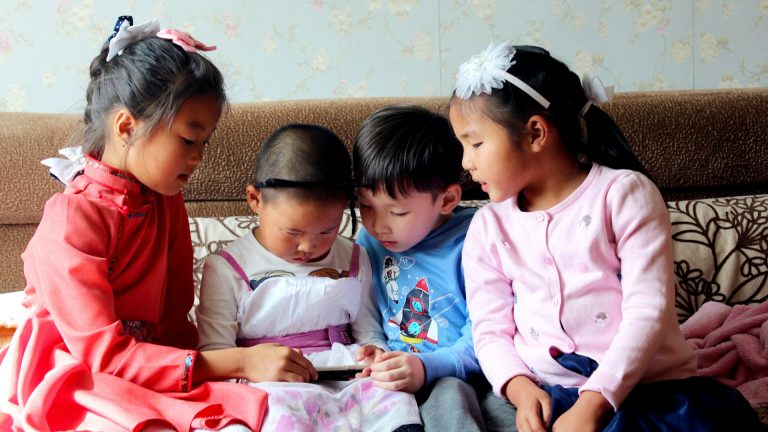 Photos d’enfants en ligne : à quel âge leur demander leur accord ?