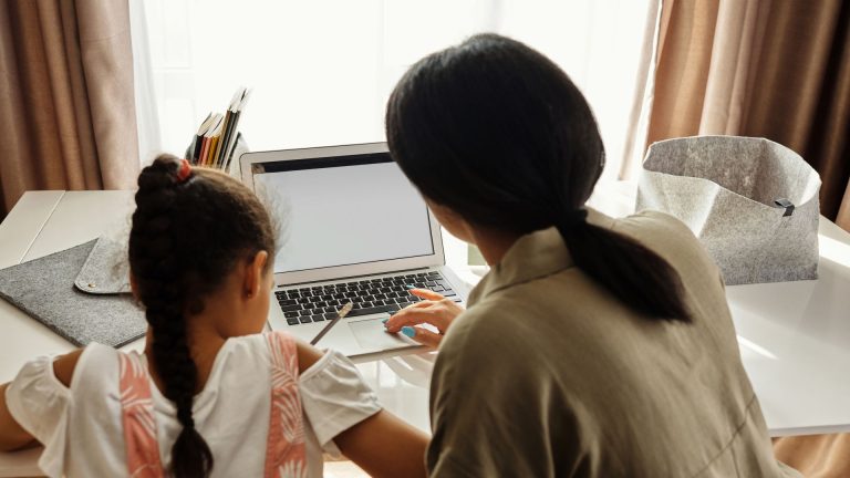 Premiers pas sur Internet : préparer l&rsquo;enfant à la navigation autonome