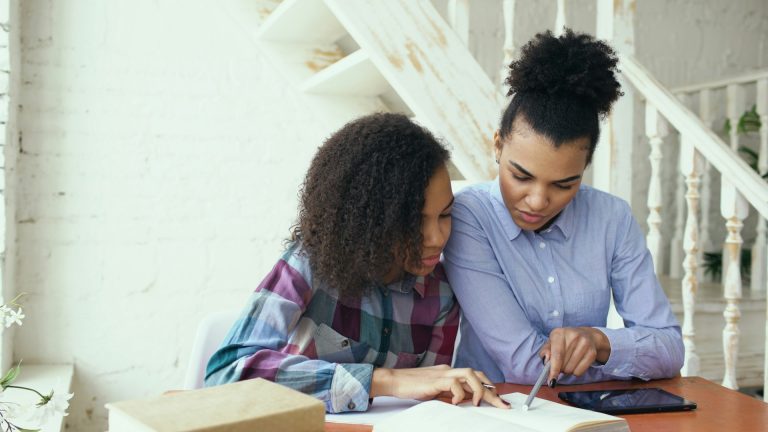 Aider son adolescent dans son orientation scolaire, sans choisir à sa place