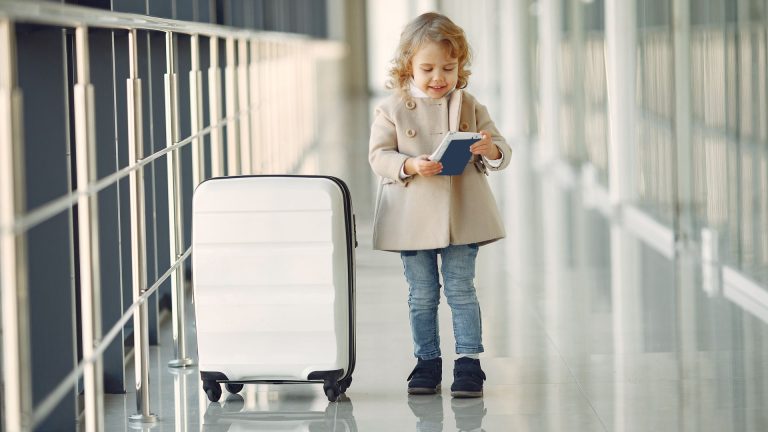 Billets d’avion en famille : payer moins cher sans complications ?
