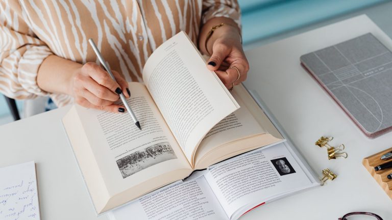 Devoirs écrits et leçons à apprendre : pas la même façon de travailler