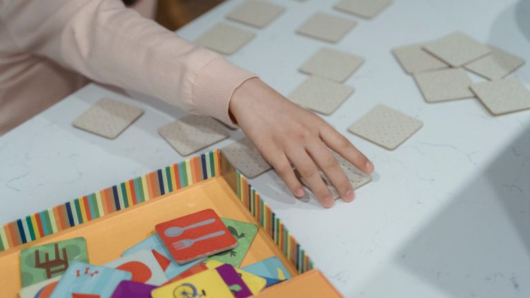 Devoirs ludiques : jusqu’où faut-il transformer le travail scolaire en jeu ?
