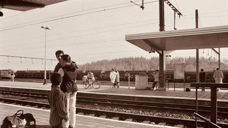 Un parent déménage loin après la séparation : le lien avec l&rsquo;enfant doit changer de rythme