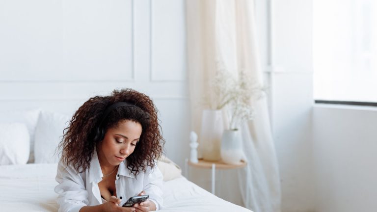 Podcasts et musique pour s’endormir : le son aide-t-il sans abîmer la nuit ?