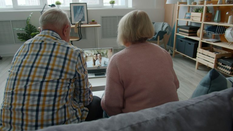 Traditions familiales sur les réseaux sociaux : transmettre ou mettre en scène l’héritage ?